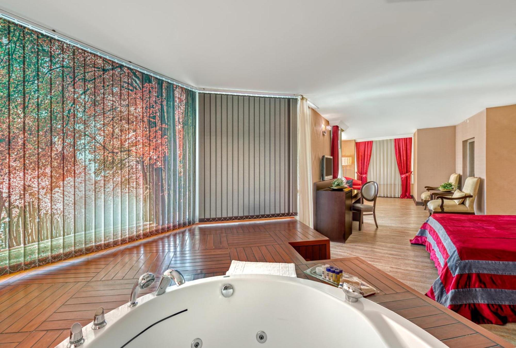 Suite with Hot Tub,1589465766:JPEG